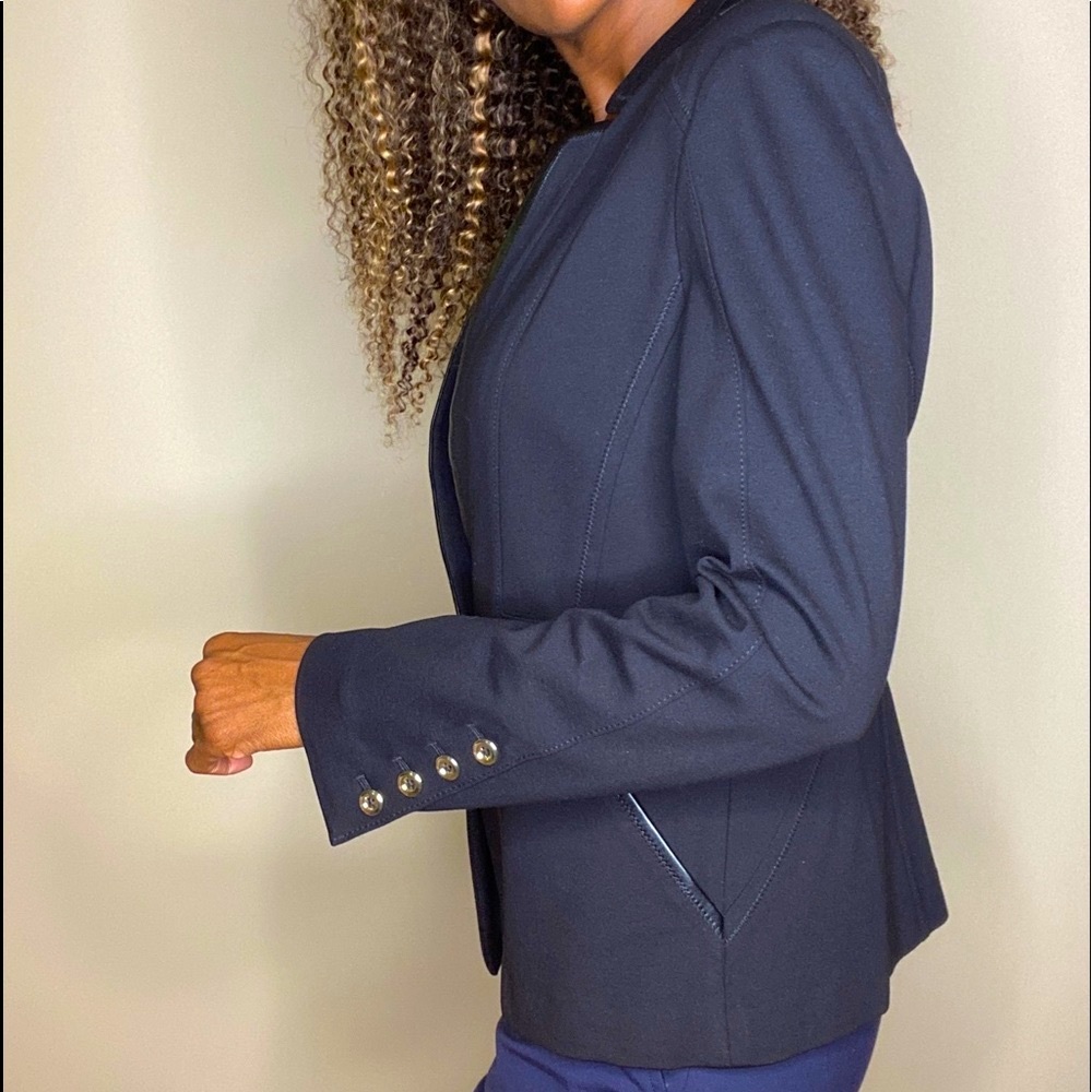 Form fitting black classic blazer